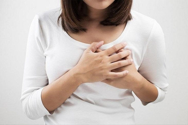 Đau tức ngực hoặc tuyến vú là dấu hiệu của bệnh u vú ở nữ giới